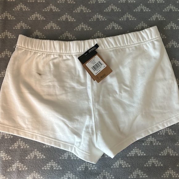 NWT Women’s North Face Shorts - Picture 5 of 8